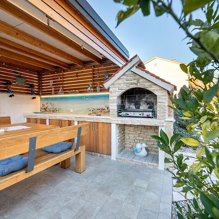 Taja Apartman Cizici